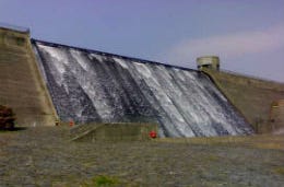 Llys y Fran Dam wall with water overflowing