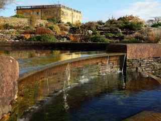 A botanic garden with a large water feature